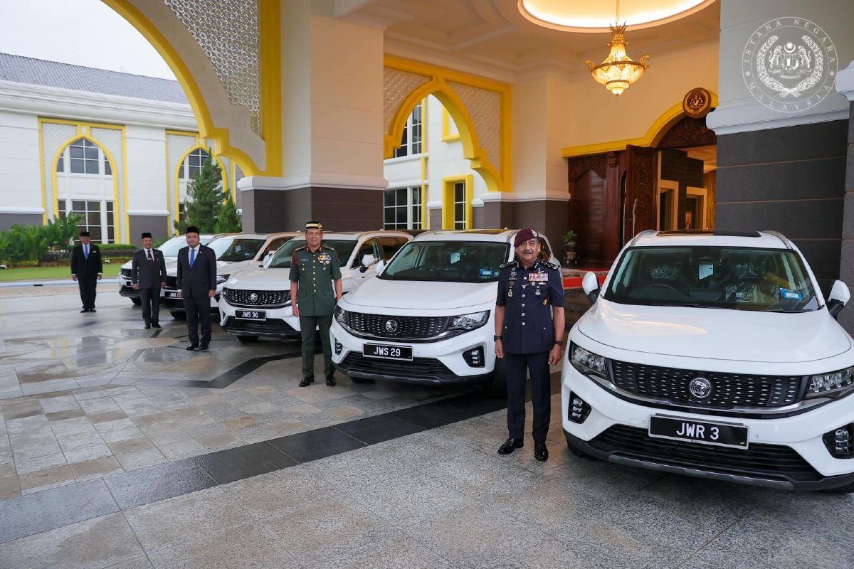 Ketua polis negara antara penerima hadiah kenderaan daripada Agong. Foto Facebook Rasmi Sultan Ibrahim Sultan Iskandar