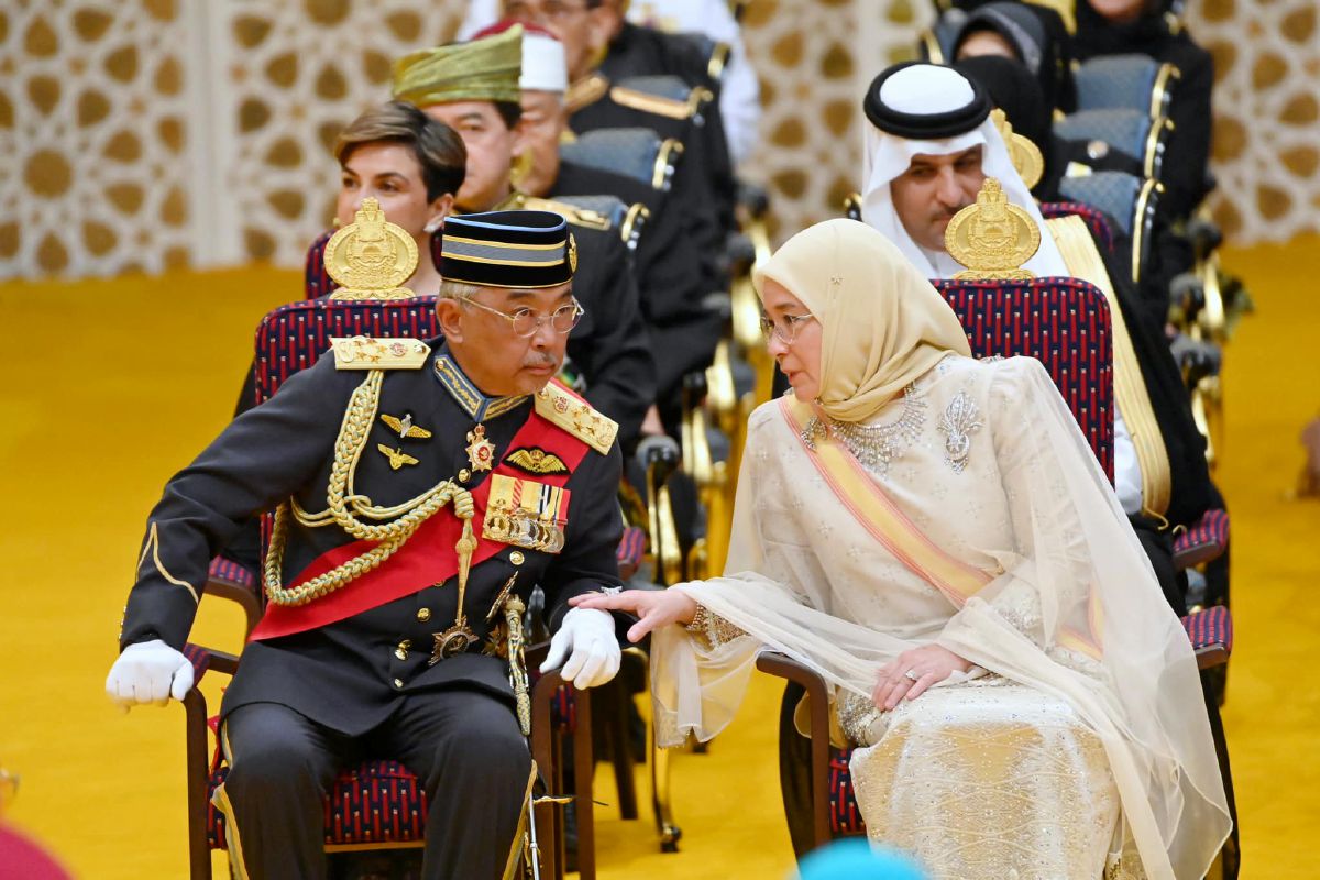AL-SULTAN Abdullah dan Tunku Azizah ketika hadir Istiadat Bersanding Pengantin Diraja di Bandar Seri Begawan, semalam. FOTO Istana Negara 