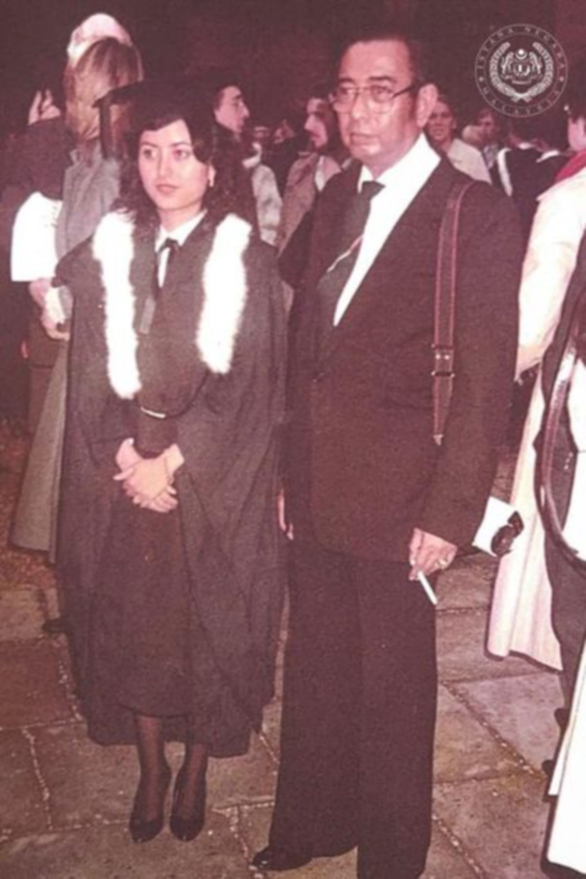 RAJA Permaisuri Agong bersama Almarhum Sultan Idris Shah II ketika menerima ijazah pada majlis graduasi di Universiti Oxford. Ia kali terakhir Seri Paduka Baginda bertemu Almarhum Ayahanda Baginda. Foto Istana Negara