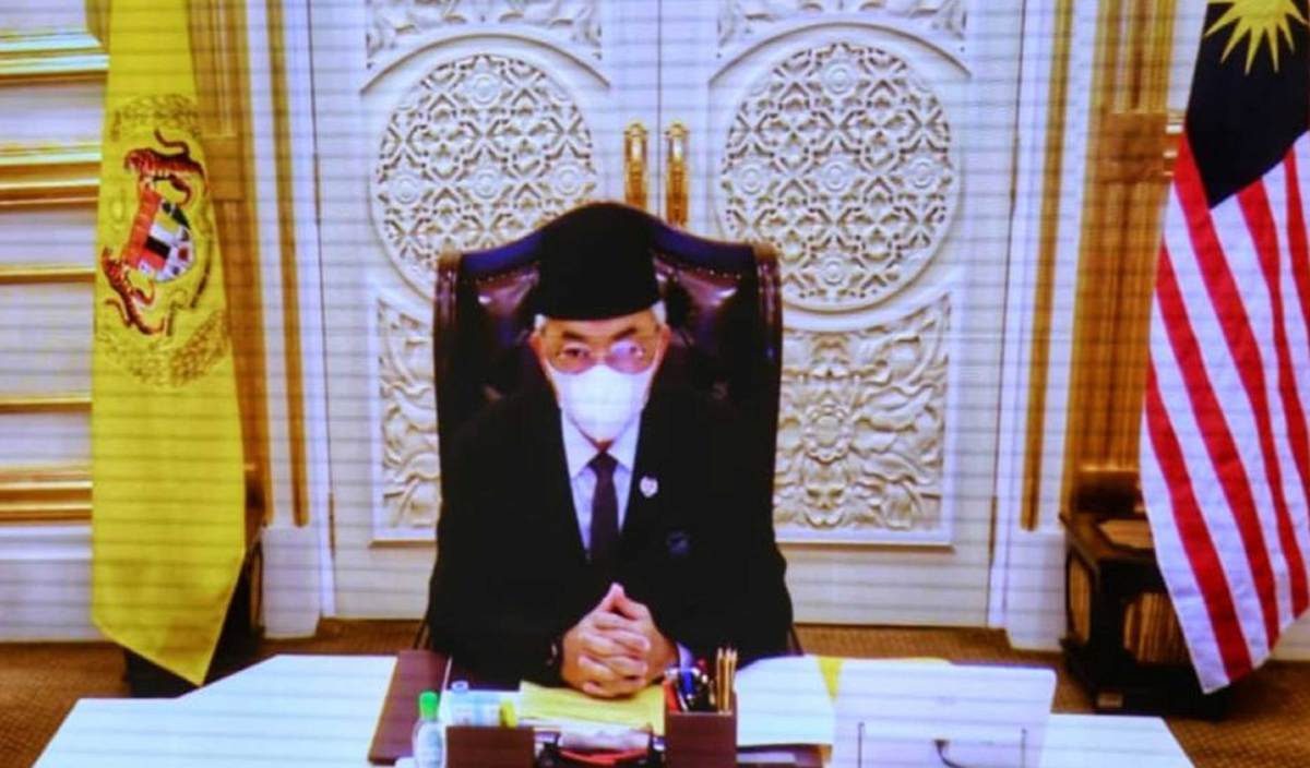 YANG di-Pertuan Agong, Al-Sultan Abdullah Ri’ayatuddin Al-Mustafa Billah Shah, ketika menerima sembah maklum mengenai tempoh tamat DUN Sarawak daripada Ketua Menteri, Datuk Patinggi Abang Johari Abang Openg yang dibuat secara maya, hari ini. FOTO Ihsan Pejabat Ketua Menteri