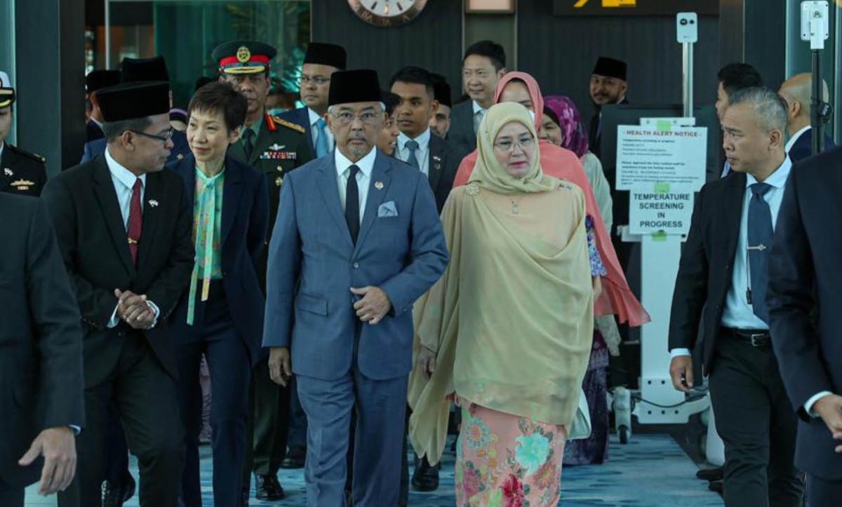 Al-Sultan Abdullah dan Tunku Azizah berangkat pulang ke tanah air selepas selesai mengadakan lawatan empat hari di Singapura. FOTO BERNAMA