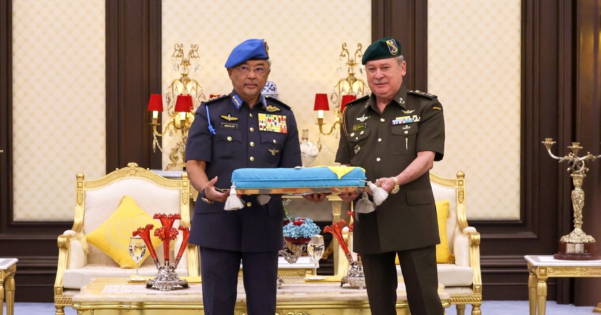 Agong sembahkan Darjah Kerabat Pahang kepada Sultan Johor