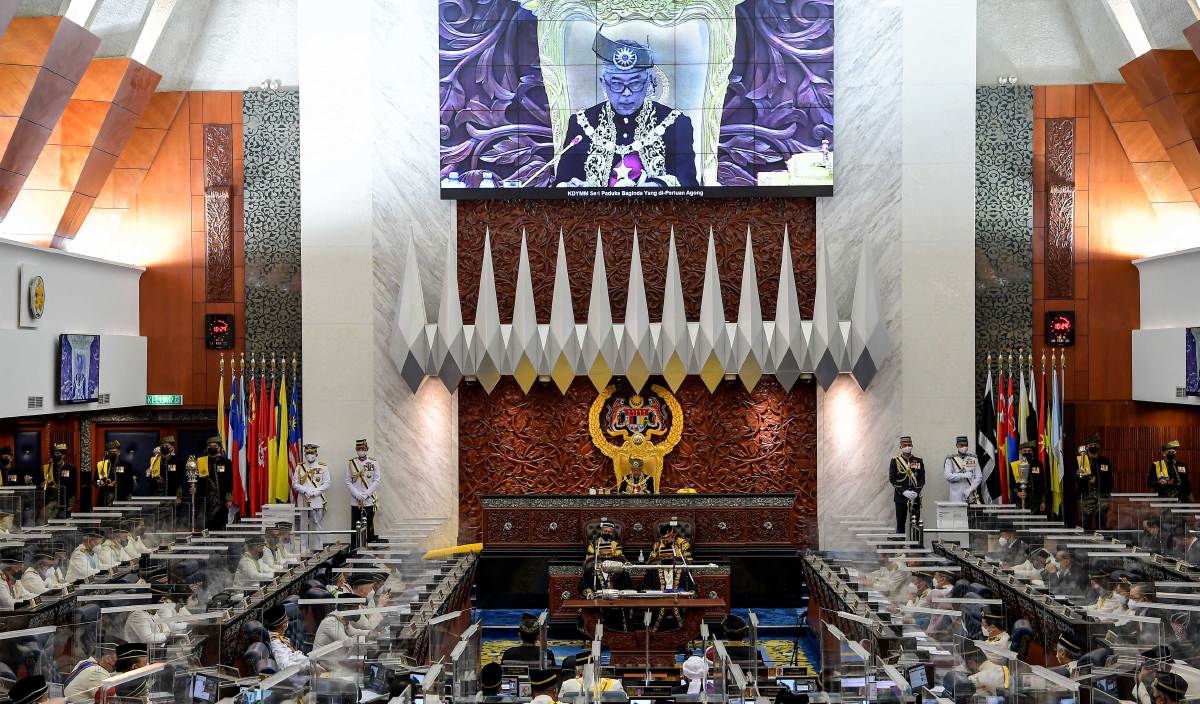 YANG di-Pertuan Agong Al-Sultan Abdullah Ri'ayatuddin Al-Mustafa Billah Shah berkenan menyampaikan Titah Diraja pada Istiadat Pembukaan Mesyuarat Pertama Penggal Kelima, Parlimen ke-14 di Dewan Rakyat hari ini. FOTO BERNAMA