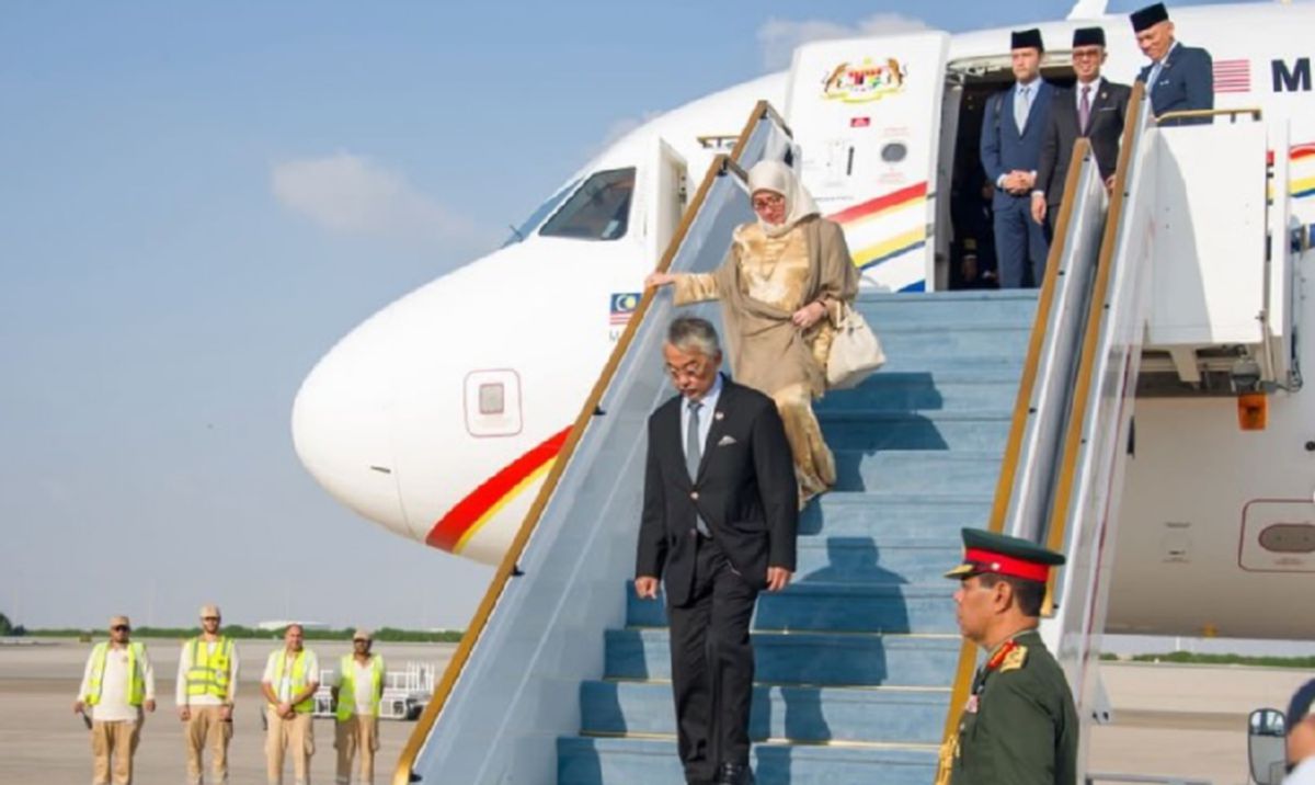 AL-Sultan Abdullah dan  Tunku Azizah ketika tiba di UAE, hari ini. FOTO Ihsan IG Istana Negara