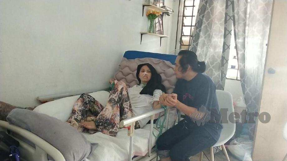 IMAM Baydowi menjaga sepenuh masa isterinya, Nur Hana selepas terlantar akibat kemalangan jalan raya 8 Ogos lalu. FOTO Omar Ahmad