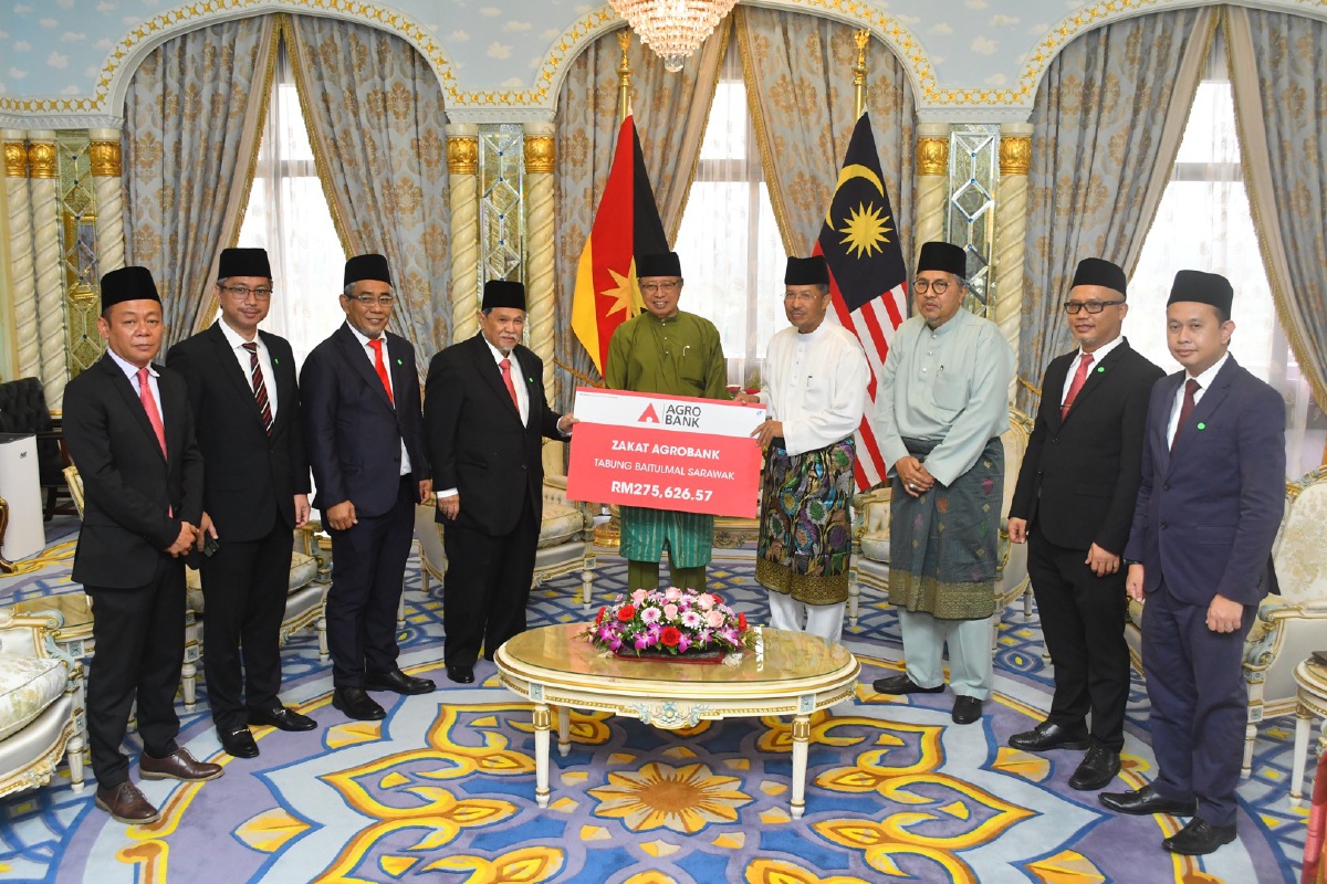 Pengerusi Agrobank, Datuk Mustapha Buang (empat dari kiri) menyerahkan replika cek zakat perniagaan bagi tahun 2021 yang berjumlah RM275,626.57. 