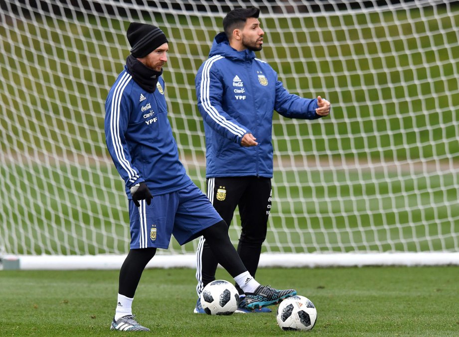 MESSI (kiri) bersama Sergio Aguero pada sesi latihan skuad Argentina di Akademi Bolasepak City. - Foto AFP