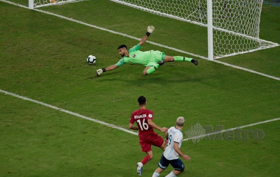 AGUERO (kanan) menyumbat masuk gol kedua Argentina. — FOTO Reuters