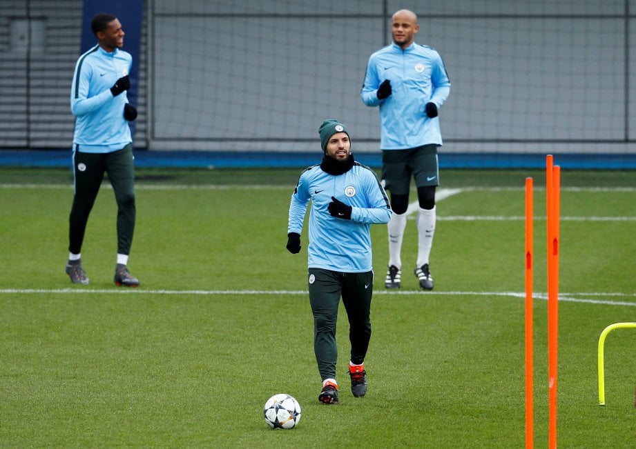 AGUERO (tengah) tetap akan beraksi bersama skuad Argentina walau cedera ketika ini. -Foto AFP