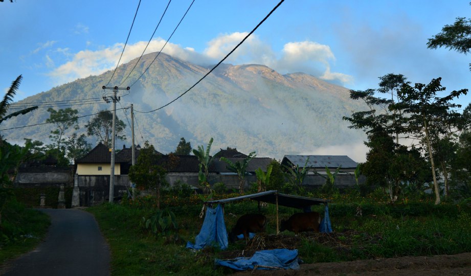 PEMANDANGAN Gunung Agung yang dirakam di Karangasem di Bali semalam. FOTO AFP