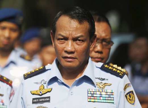 Pemerintah tentera udara Indonesia Agus Supriatna berjanji menyiasat dakwaan pesawat yang terhempas membawa orang awam yang membuat bayaran sebagai penumpang. - Foto REUTERS