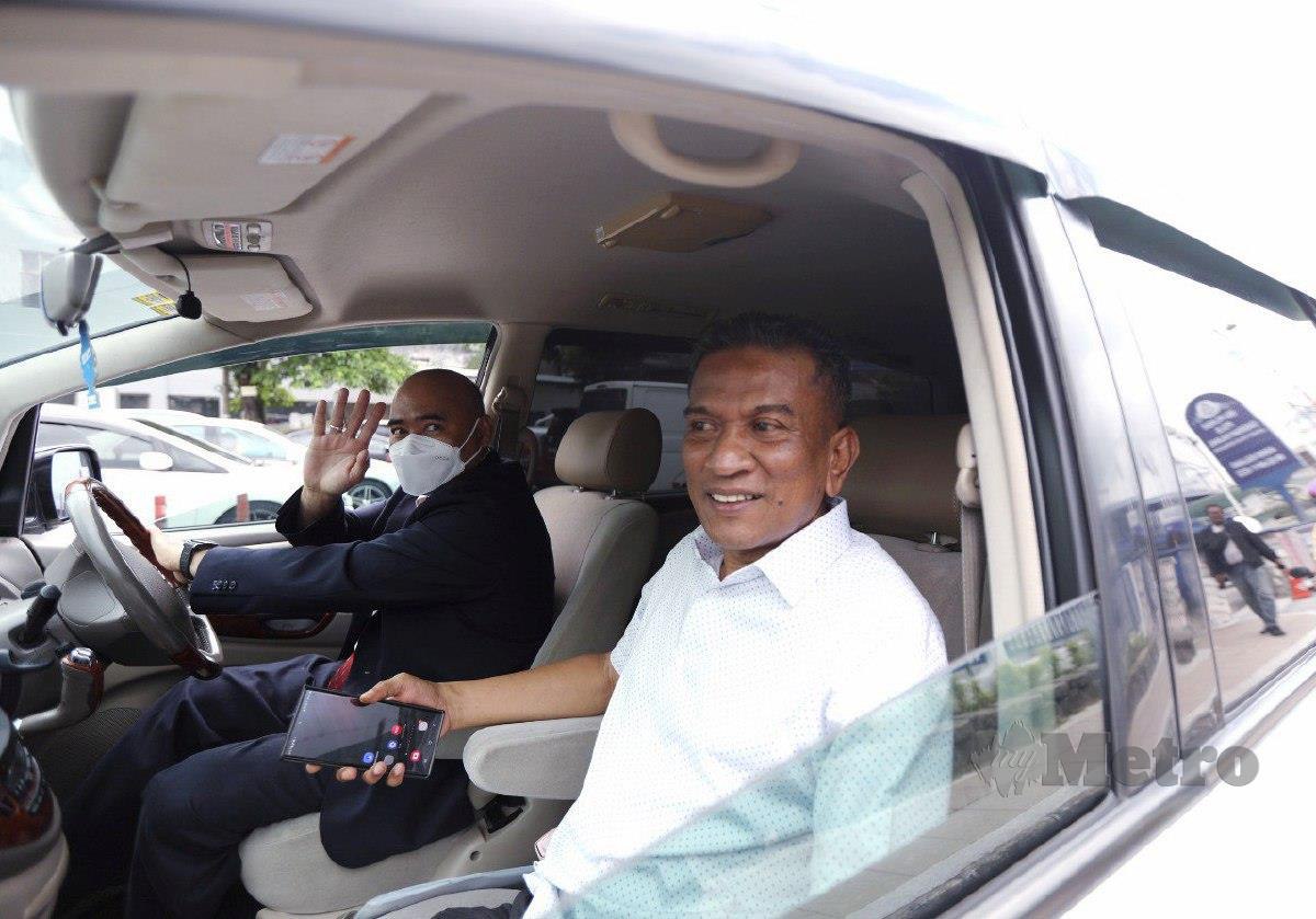 MOHAMMAD Agus di dalam kenderaannya selepas selesai memberi keterangan di Ibu Pejabat Polis (IPD) Kajang. FOTO Eizairi Shamsudin