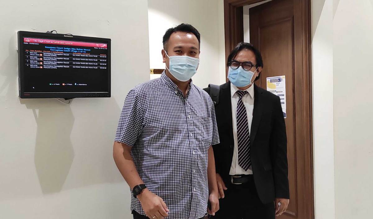 HAZRUL Izham (kiri) mengaku tidak bersalah atas 30 pertuduhan mengemukakan tuntutan menggunakan dokumen palsu di Mahkamah Sesyen Khas Rasuah, Kota Kinabalu. FOTO Ersie Anjumin