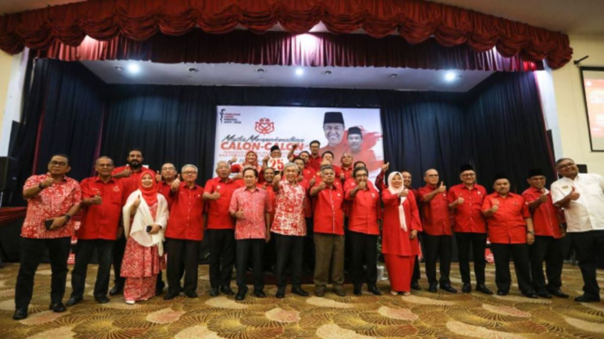 AHMAD Zahid pada majlis pengenalan Calon-Calon Naib Presiden dan Majlis Kerja Tertinggi (MKT) bagi pemilihan Umno 2023-2026 peringkat negeriTerengganu hari ini. FOTO Ghazali Kori.