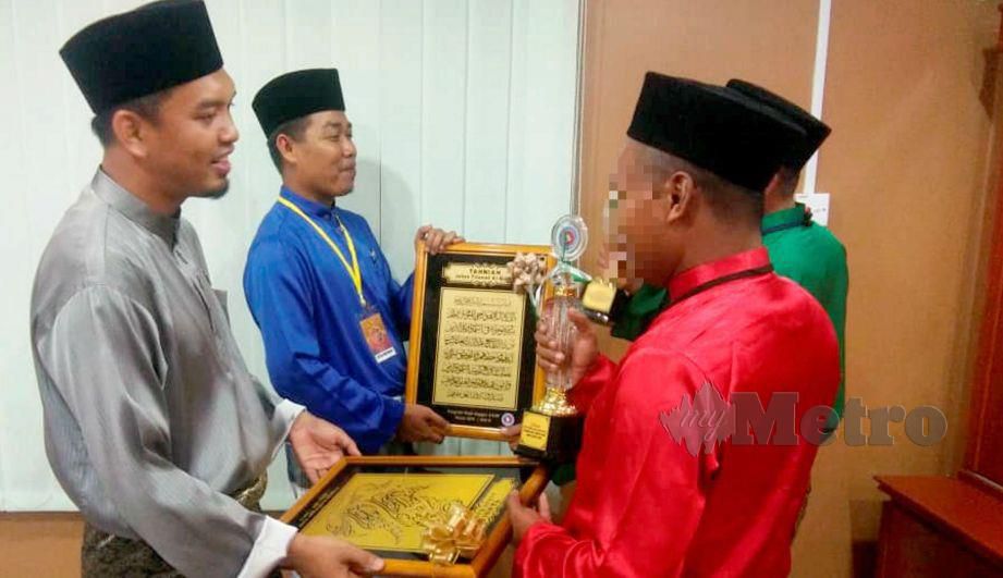 Ahmad (berbaju hijau) bersama Zaki menerima trofi dan hadiah selepas Program Daie Unggul AADK Tahun 2019. FOTO Nor Farhani Che Ad