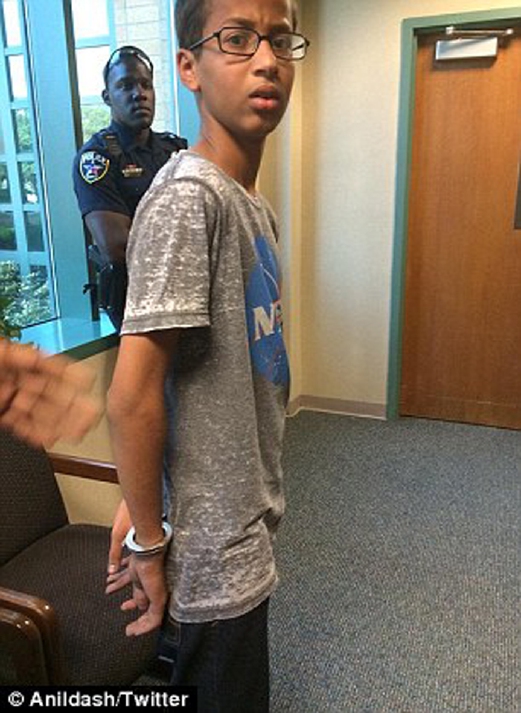 Ahmad yang berusia 14 tahun ditahan polis kerana jam buatannya untuk projek sains sekolah, disangka bom.
