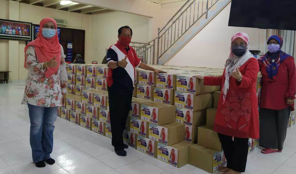 AHMAD (dua kiri) meninjau penyediaan bakul makanan Wanita UMNO di Dewan UMNO. FOTO Ihsan UMNO Pontian