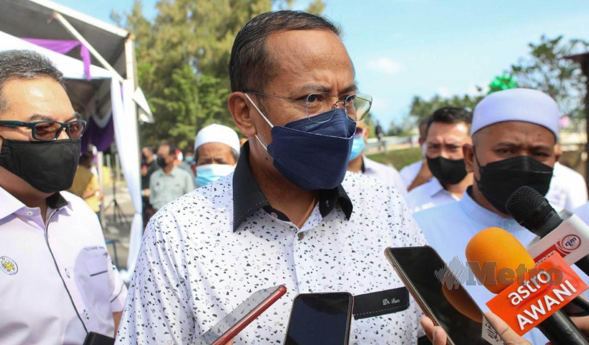 AHMAD Samsuri semasa sidang media selepas merasmikan Jambatan baharu Pulau Kekabu, Marang. FOTO Ghazali Kori