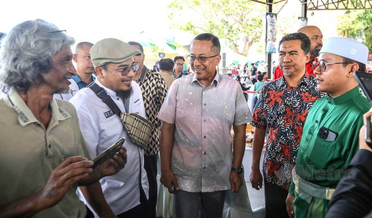 AHMAD Samsuri Mokhtar (tengah) beramah mesra bersama pengunjung pada majlis Rumah Terbuka Eidulfitri PAS Terengganu di Taman Syahbandar. FOTO Ghazali Kori