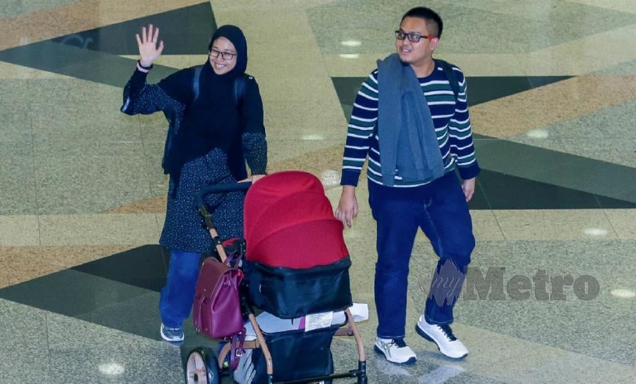 SAFI dan Nurul Erwani bersama anak mereka sebelum berlepas dari Lapangan Terbang Antarabangsa Kuala Lumpur. FOTO Arkib NTSP
