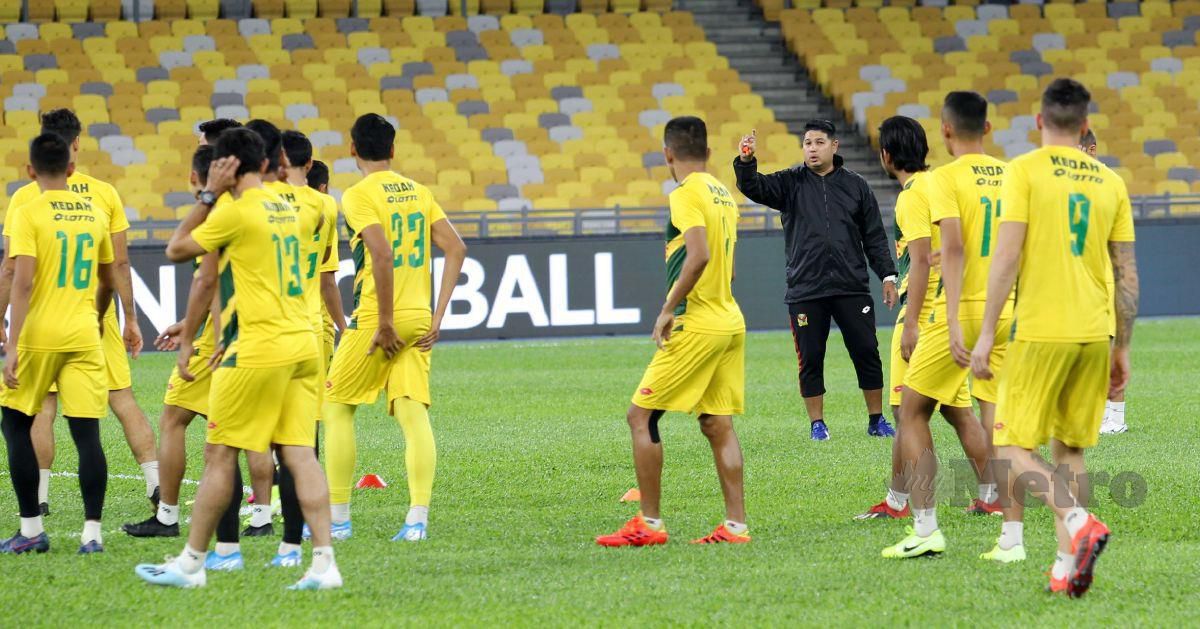 AIDIL ketika mengendalikan sesi latihan Kedah di Stadium Nasional Bukit Jalil pada 2019.