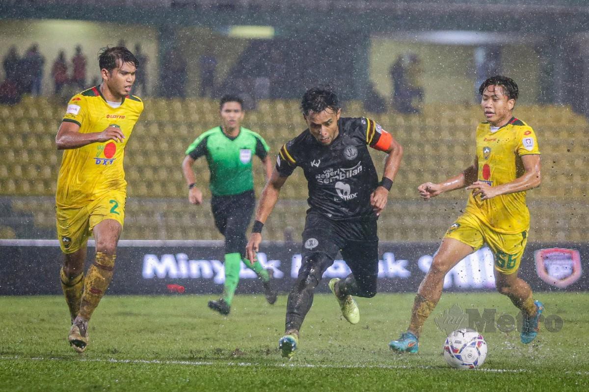 PEMAIN Negeri Sembilan FC, Mohd Zaquan Adha (kanan) dikawal dua pemain KDA FC pada perlawanan Piala Malaysia 2022 di Stadium Darul Aman. FOTO Luqman Hakim Zubir