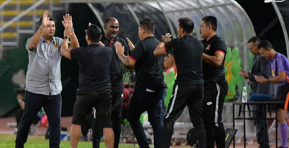 AIDIL (kiri) meraikan kemenangan Kedah selepas tamat perlawanan. FOTO FB Kedah FA