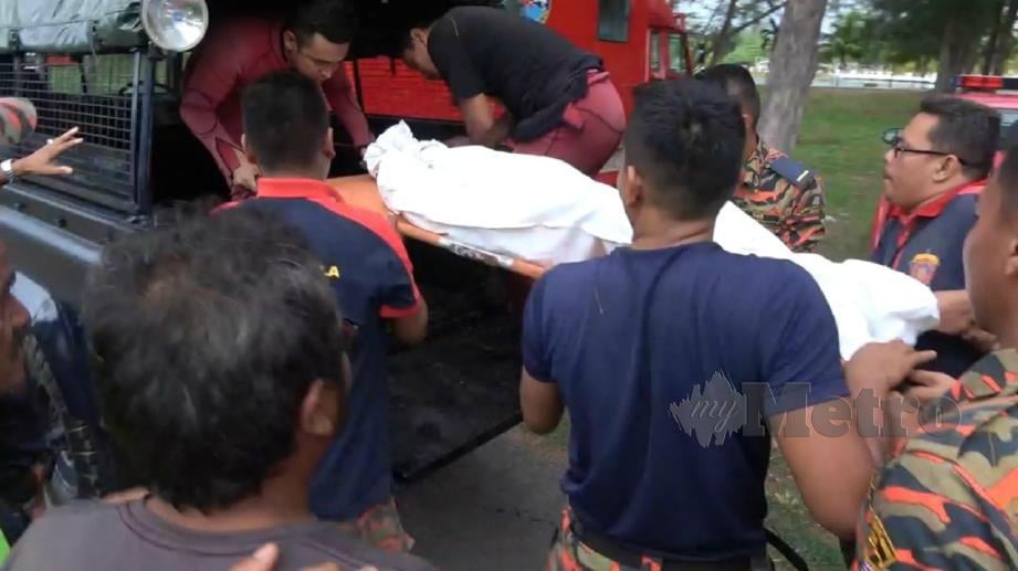 ANGGOTA bomba mengangkat mayat Muhammad Aidil yang terjatuh dan  lemas di Lagun Kuala Ibai, Kuala Terengganu, hari ini. FOTO ihsan pembaca.