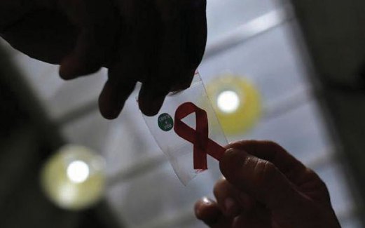 RAMAI penduduk kampung Qudeni merahsiakan status HIV, penyakit yang dianggap mencemar maruah.