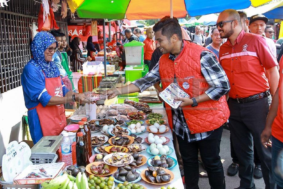 MUHAMMAD Aiman membuat tinjauan mesra bersama penduduk setempat di Pasar Pagi Beranang. FOTO Asyraf Hamzah 