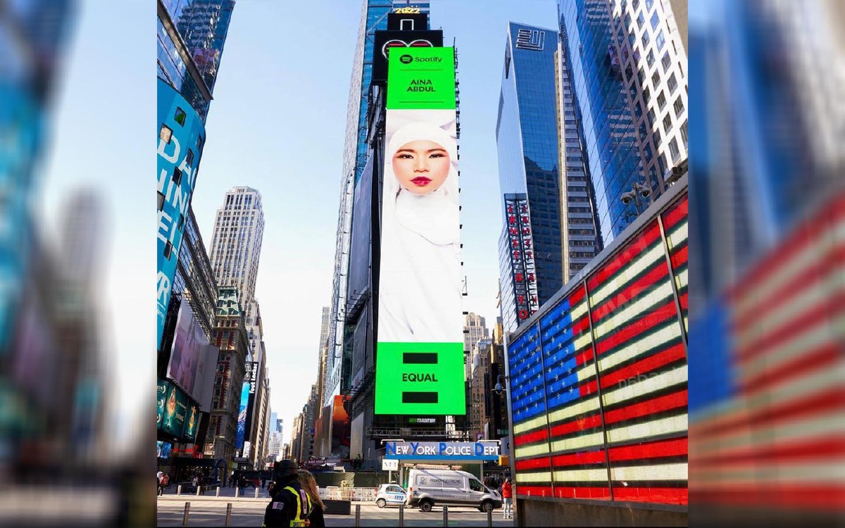 Wajah Aina hiasi papan iklan digital gergasi di Times Square. 