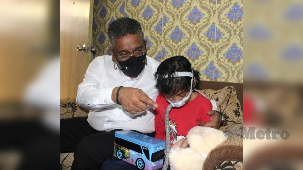 Pengerusi YBR, Datuk Megat Zulkarnain Omardin menyantuni Ainul Nuraishah dan menyampaikan mesin bantuan pernafasan. FOTO ihsan YBR
