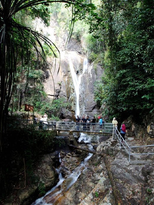 TINJAUAN keadaan air terjun yang mengalir ke Loji Rawatan Air Taman Botani, Georgetown, Pulau Pinang.