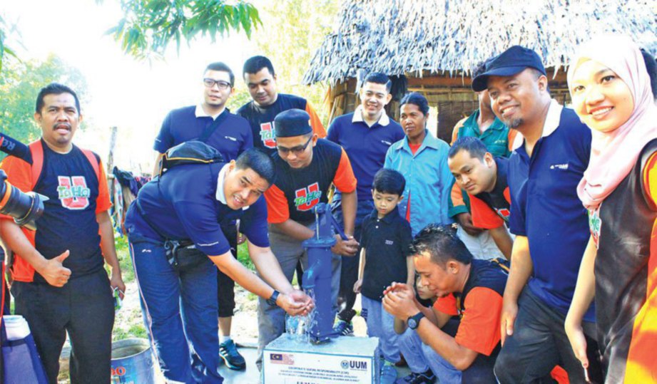 SUKARELAWAN UUM menyampaikan sumbangan telaga kepada penduduk dalam Semarak Kasih Di Kemboja, Sejernih Air Di Kali di Kampung Pevekpong, Kemboja.