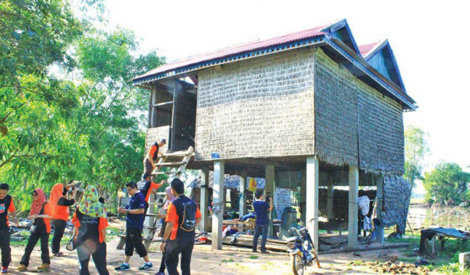ANTARA rumah penduduk  yang berdindingkan buluh di Kampung Pevekpong, Kemboja yang turut didatangi sukarelawan.