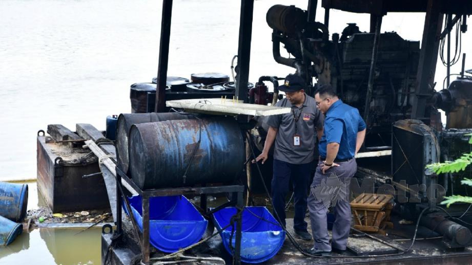 Amirudin meninjau kerja pemulihan bekalan air akibat insiden pencemaran di kolam takungan hiliran Kampung Hang Tuah, Bestari Jaya. FOTO Ihsan Pejabat Menteri Besar Selangor