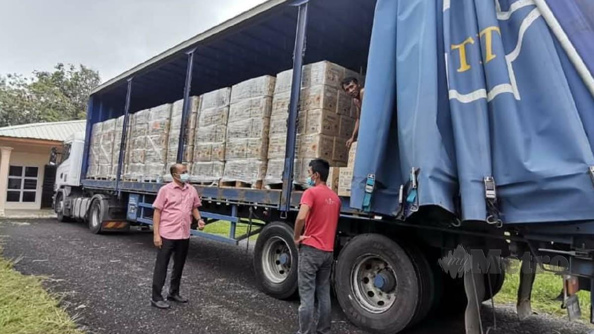 Bekalan air minuman tiba di Muadzam Shah untuk diagihkan kepada penduduk yang terjejas bekalan air. Foto Ihsan Pejabat Menteri Besar Pahang