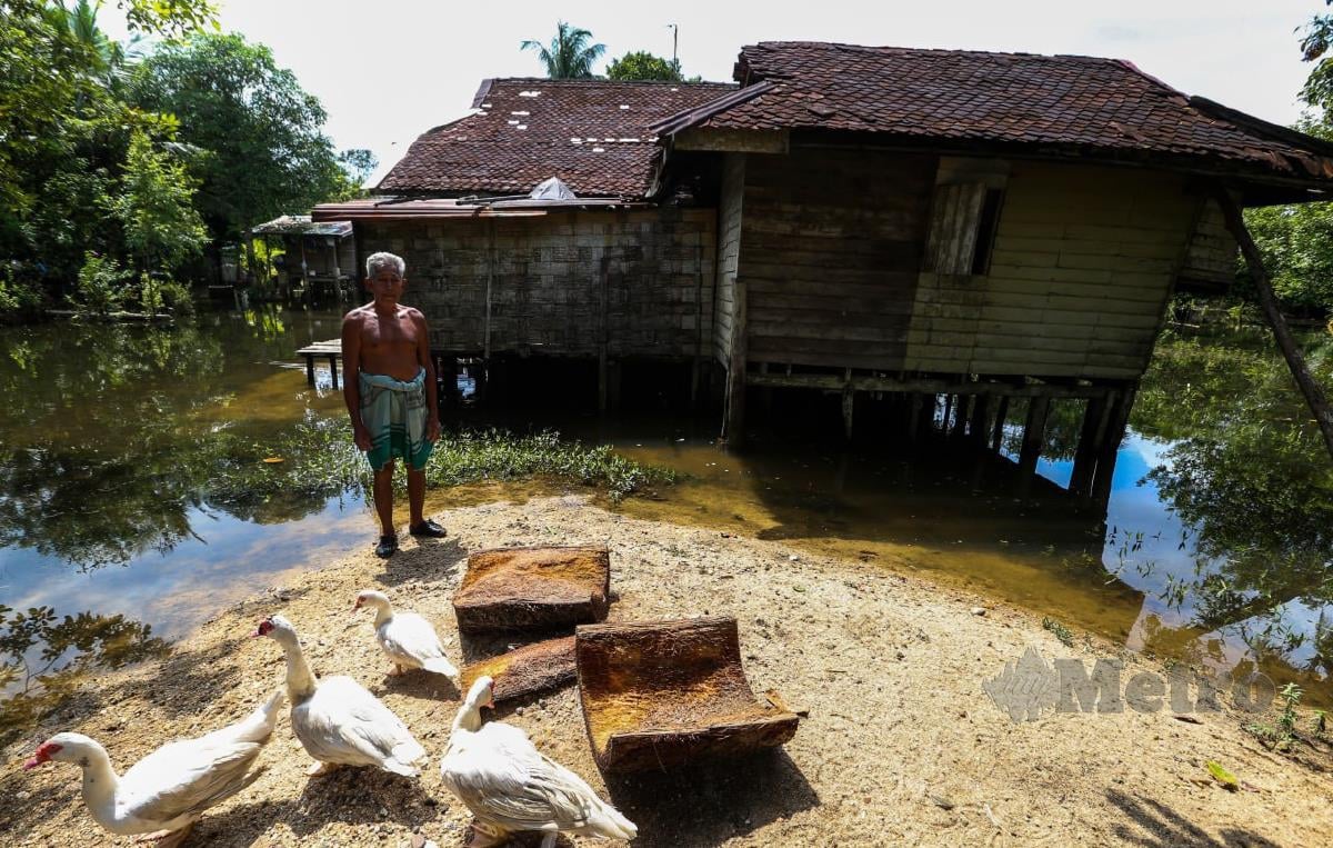 Penduduk kampung yang dilanda banjir termenung resah memikirkan air yang mula membusuk sekali gus memberi risiko kepada penyakit kulit dan penyakit berjangkit. FOTO NIK ABDULLAH NIK OMAR