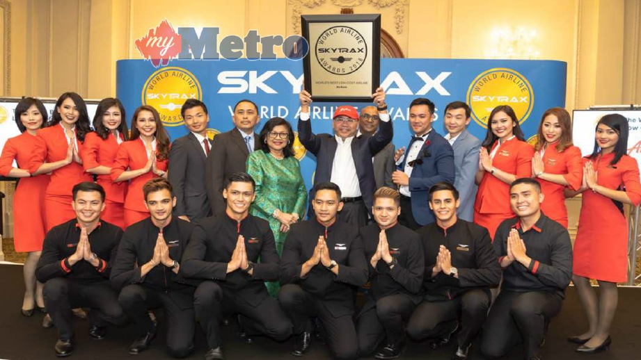 (DARI tengah kiri ke kanan) Pengerusi AiraAsia X Tan Sri Rafidah Aziz, Kamarudin dan Naib Ketua Pegawai Eksekutif Kumpulan (Perniagaan Penerbangan) Bo Lingam pada majlis Anugerah Penerbangan Dunia Skytrax 2018.