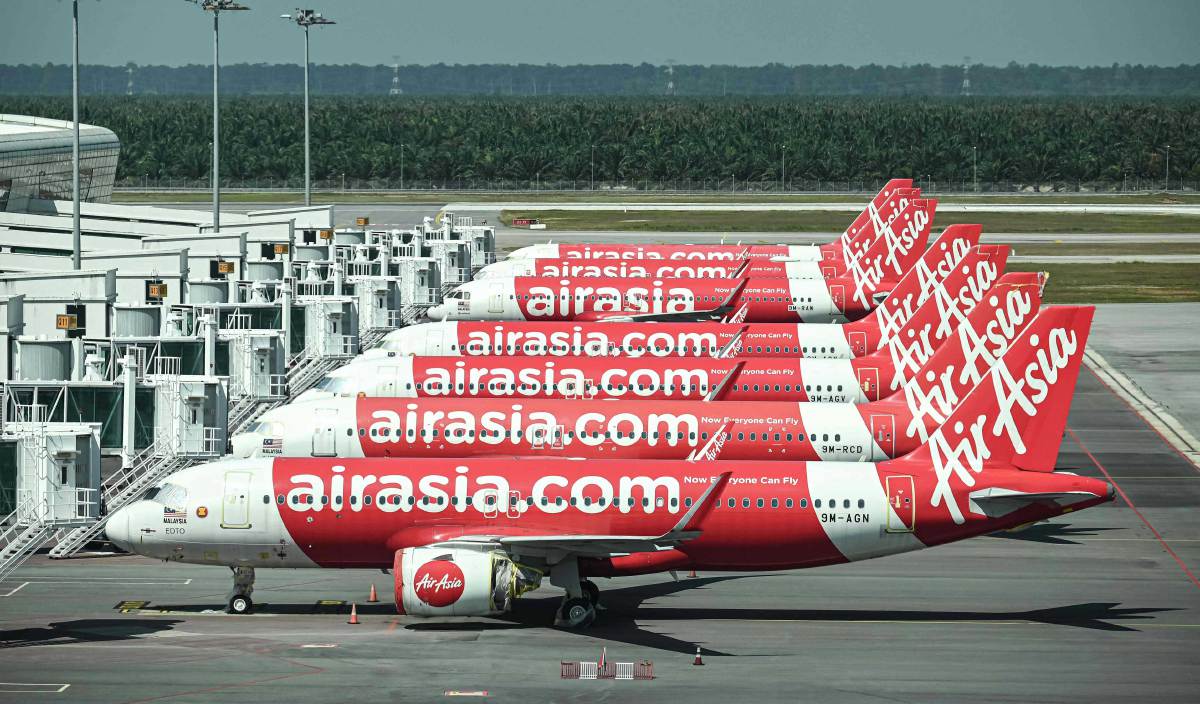 AIRASIA mengumumkan bahawa ia akan terbang semula ke Bengaluru, Kolkata, Kochi, Hyderabad, Chennai dan Tiruchirappalli. FOTO AFP