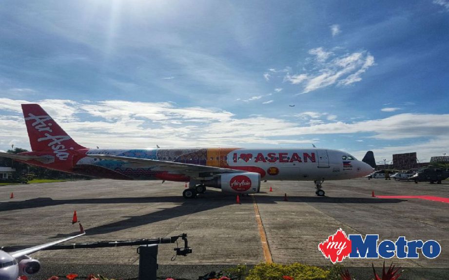 Pesawat AirAsia yang bertemakan rekaan badan pesawat I Love ASEAN