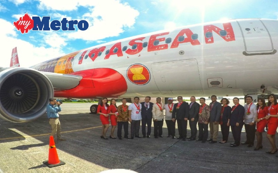 Ketua Pegawai Eksekutif Kumpulan AirAsia, Tan Sri Tony Fernandes (tujuh dari kiri) bersama barisan Ketua Pegawai Eksekutif AirAsia Malaysia, Indonesia, Thailand dan Filipina serta kakitangan AirAsia pada majlis pelancaran rekaan badan pesawat I Love ASEAN di sini, hari ini. FOTO Nabil Basaruddin