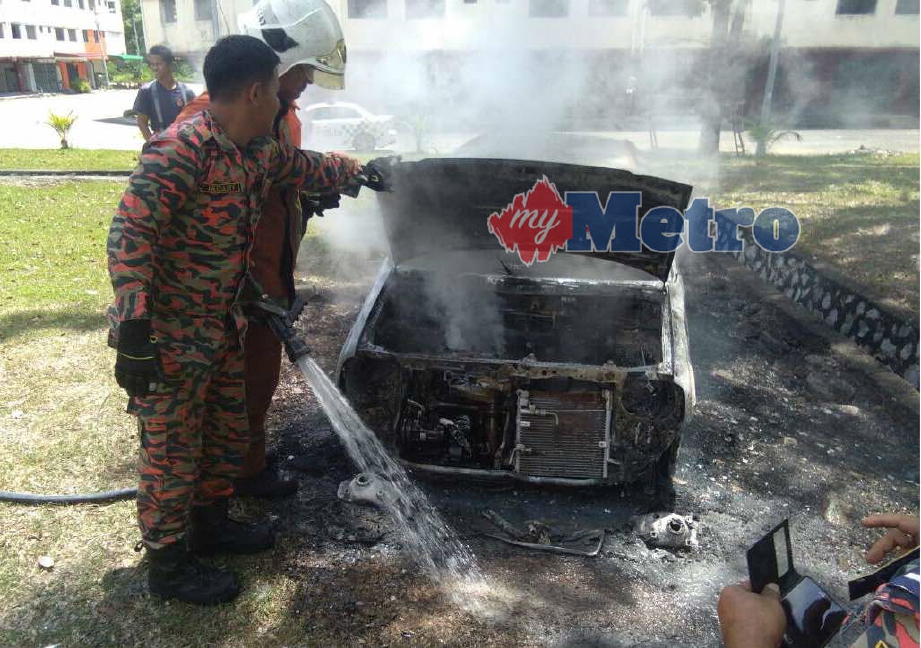Anggota bomba dan penyelamat Kuala Kubu Bharu memadam kebakaran Perodua Kancil yang dibakar di Jalan Seroja 1B, Taman Seroja, Bukit Sentosa. FOTO ihsan pembaca 