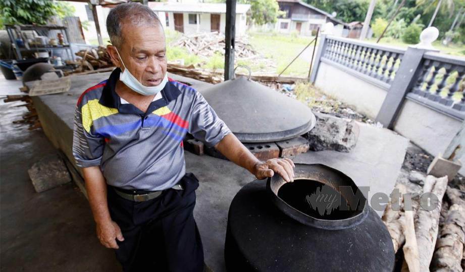CHE Ahmad menyimpan periuk tembaga yang digunakan untuk memasak air halia pada Ramadan di Masjid Kampung Pulau Timbul, Jitra. FOTO Amran Hamid