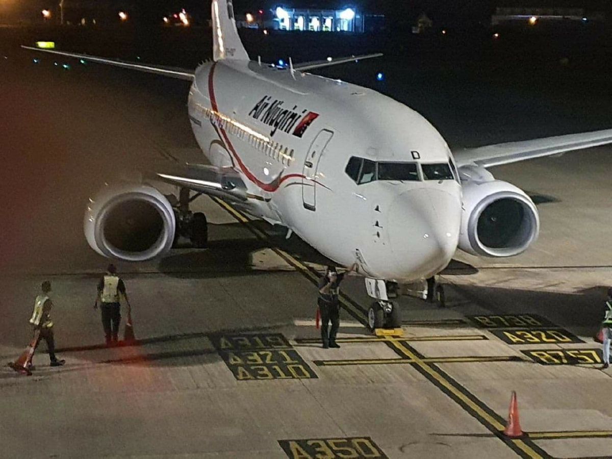 PENERBANGAN sewa khas, Air Niugini Limited tiba di LTAK. FOTO ihsan FB Lee Kim Shin