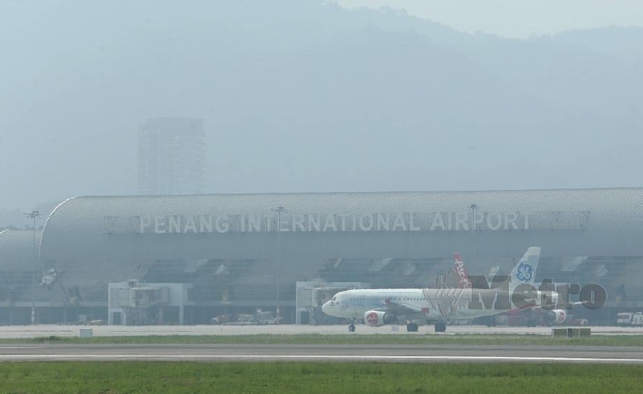 PEMANDANGAN Lapangan Terbang Antarabangsa Pulau Pinang (PIA) di Bayan Lepas kabur akibat jerebu pada 4.30 petang, hari ini. FOTO Rosli Ahmad.