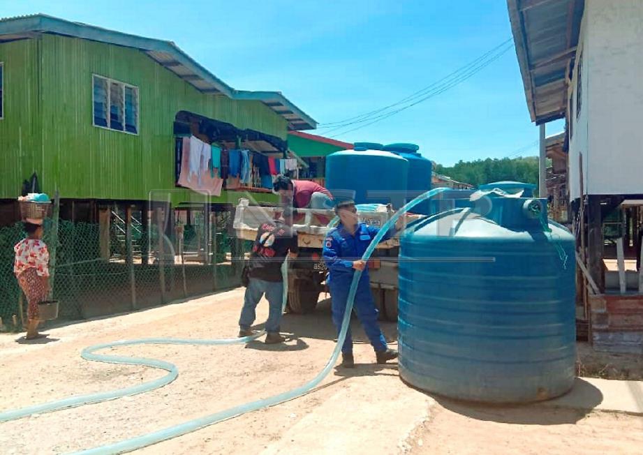 PENDUDUK sekitar Tuaran menerima bantuan bekalan air berikutan cuaca panas berpanjangan yang melanda negeri ini.