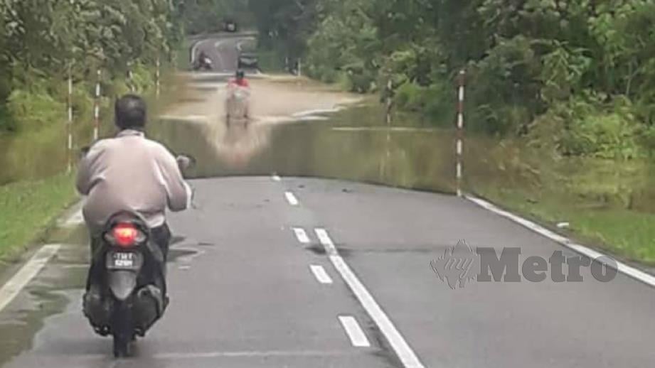 KEADAAN jalan dilimpahi air di Kampung Mak Bakas, Setiu, petang tadi akibat limpahan air sungai berhampiran. FOTO ihsan APM Terengganu.