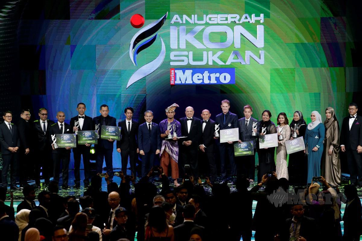 MENTERI Komunikasi dan Digital, Fahmi Fadzil dengan diiringi Timbalan Menteri Belia dan Sukan, Adam Adli bersama barisan pemenang. FOTO Aizuddin Saad 