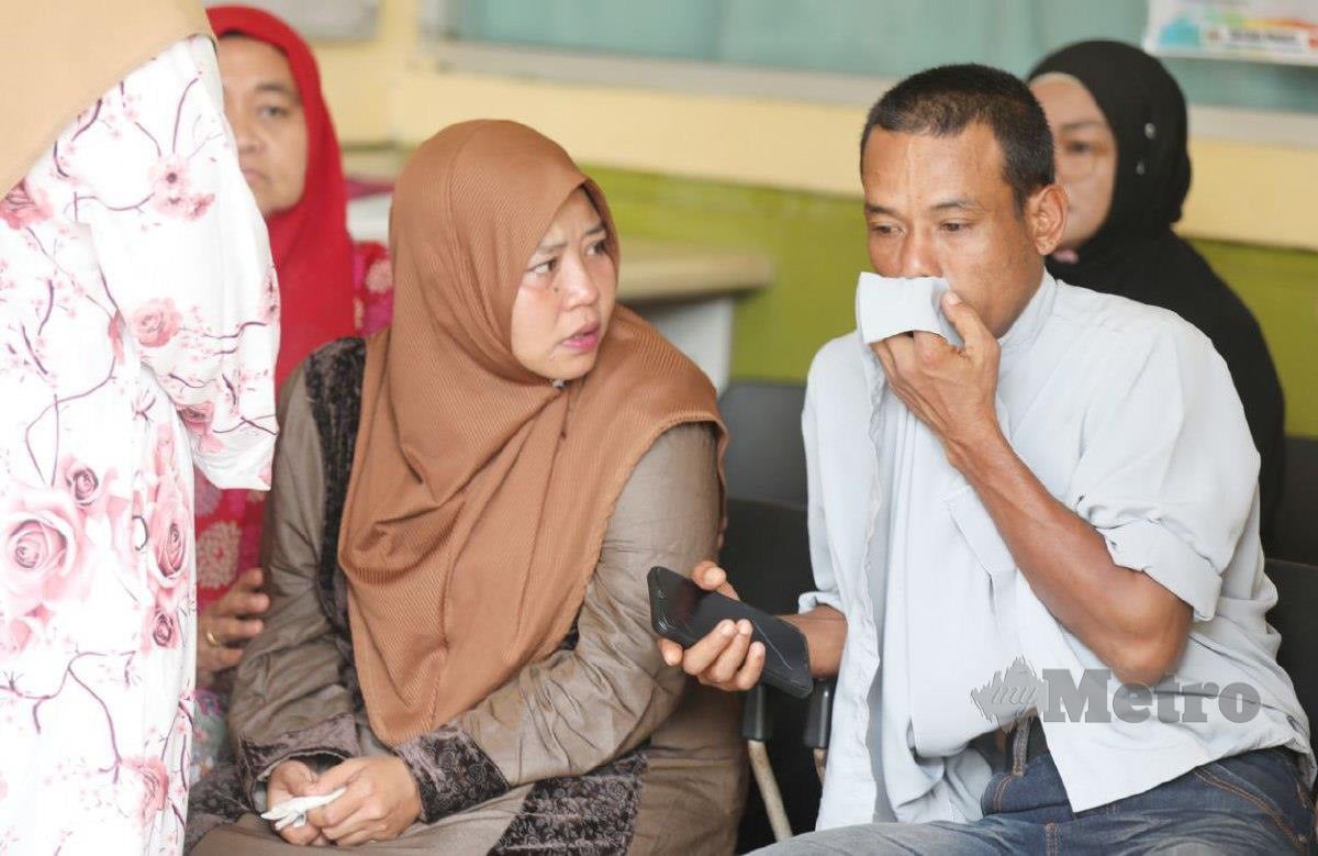 NIK Mohd Khairul Hisyam dan isterinya, Nur Baizura sebak selepas kehilangan tiga anak serentak. FOTO Mohd Rafi Mamat